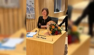 frances place in de raadzaal